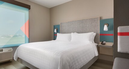 avid hotel WISCONSIN DELLS  Room Type - 1 King Standard Mobility Accessible Tub
