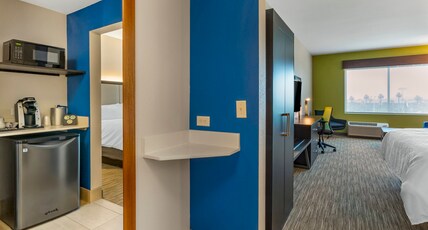 Holiday Inn Express & Suites PHOENIX DWTN - STATE CAPITOL Room Type - 1 King Bed Stndrd Mobil Access Roll Shwr