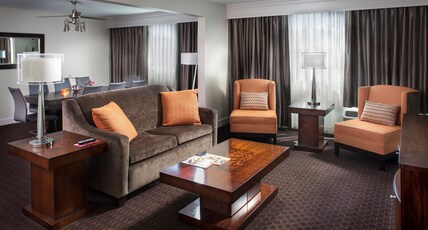 Crowne Plaza Phoenix Airport (Pet-friendly) Room Type - 1 Kng One Bedroom Suite with Living Area