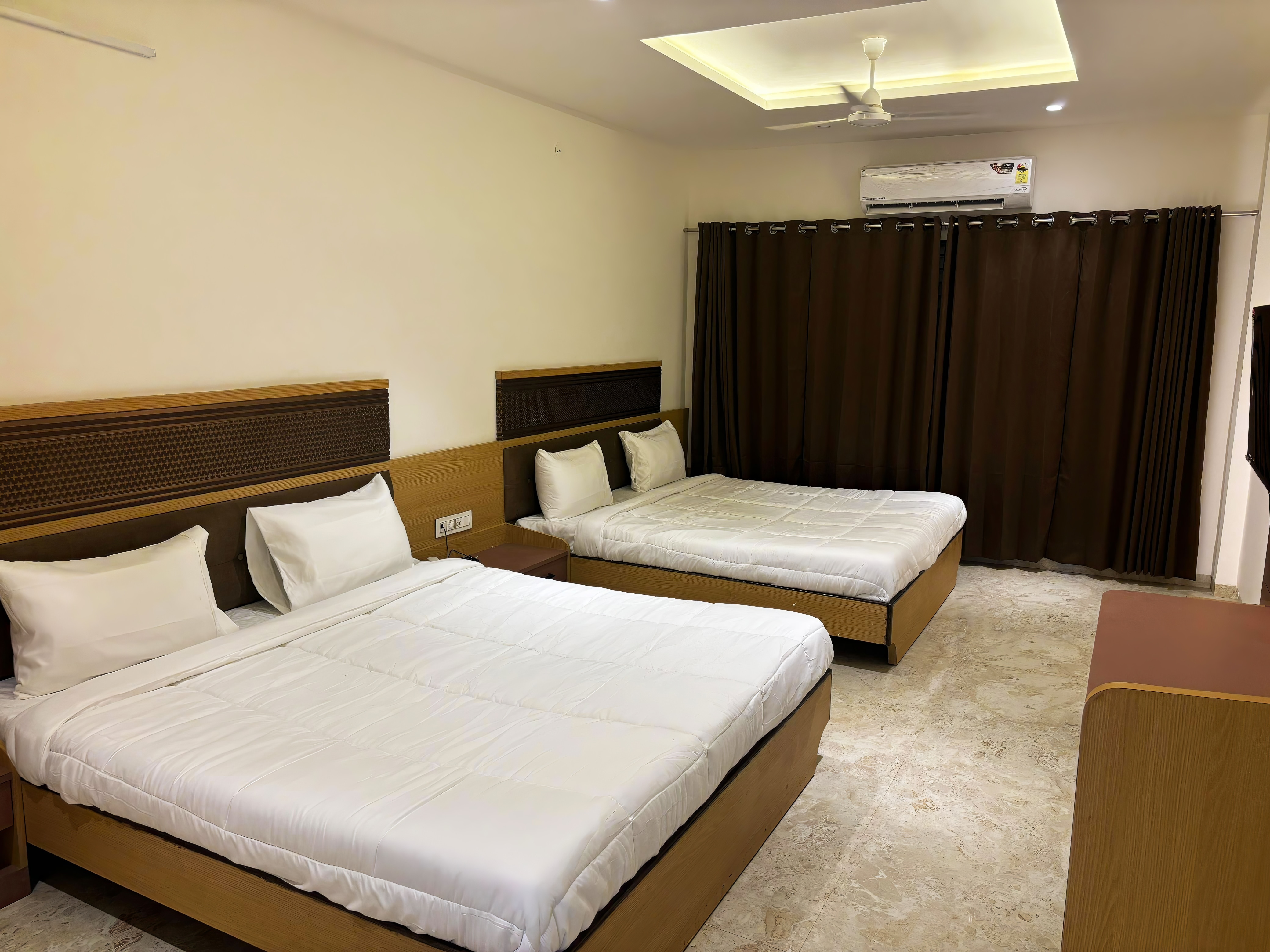 Hotel 777 - Tap to explore photos