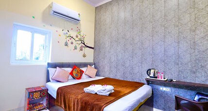 Sia Taj Hotel nearest Taj Mahal Agra Room Type - Deluxe Queen Room Sia Taj Hotel nearest Taj Mahal Agra Room Type - Deluxe Queen Room