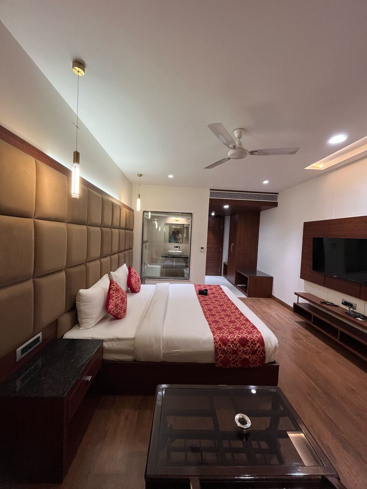 Hotel the Crystal Park - 500m from ISBT Bus Stand - Tap to explore photos