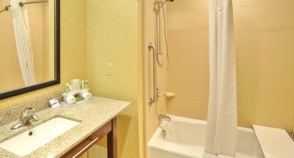 Holiday Inn Express & Suites Frankenmuth Room Type - 2 King Suite Communications Accessible