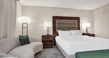 Hilton Arlington National Landing Room Type - 1 KING BED DELUXE ROOM