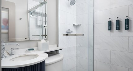 Hilton Orrington/Evanston Room Type - 1 KING SUPERIOR WET BAR