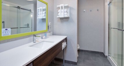 Hampton Inn Detroit - Shelby Township Room Type - 1 KING BED NONSMOKING