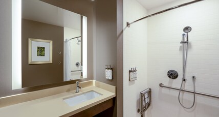  Staybridge Suites Phoenix East - Gilbert, an IHG Hotel Room Type - 1 Qn Studio Suite Mobil Access Roll Shwr
