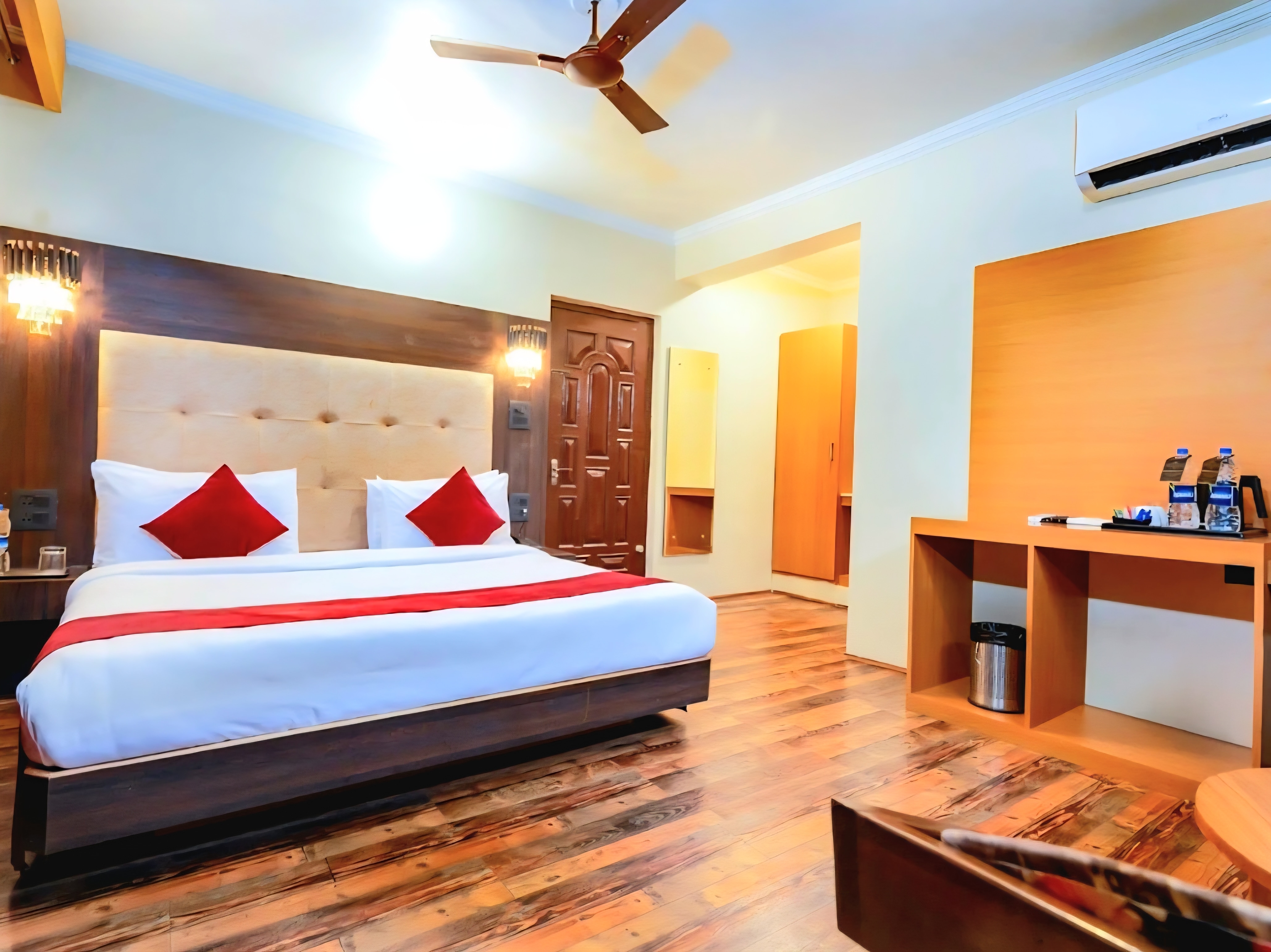 Hotel Sideeq Palace Near Dal Lake - Tap to explore photos
