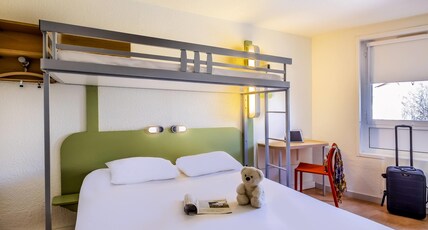 ibis budget Limoges Room Type - TRIPLE - Room with a large bed and a bunk bed