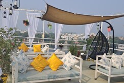 Raahi Backpacker's Hostel |Rooftop Restaurant at Lake Pichola|