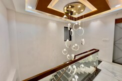 Villa Vista: Luxury 3BHK Villa with Private Jacuzzi & Penthouse for Groups