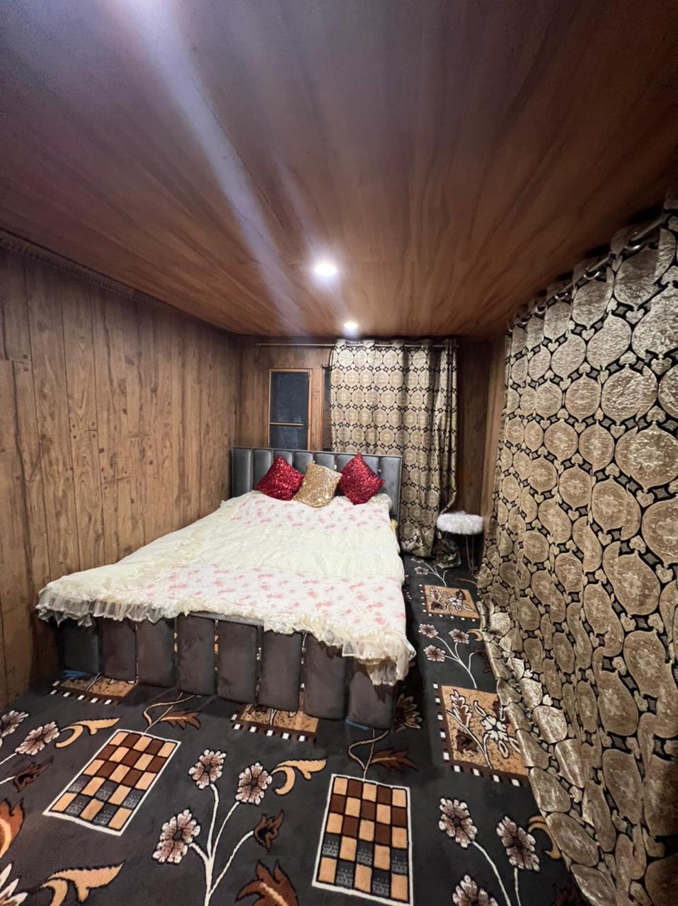 Hotel royal resort - Tap to explore photos