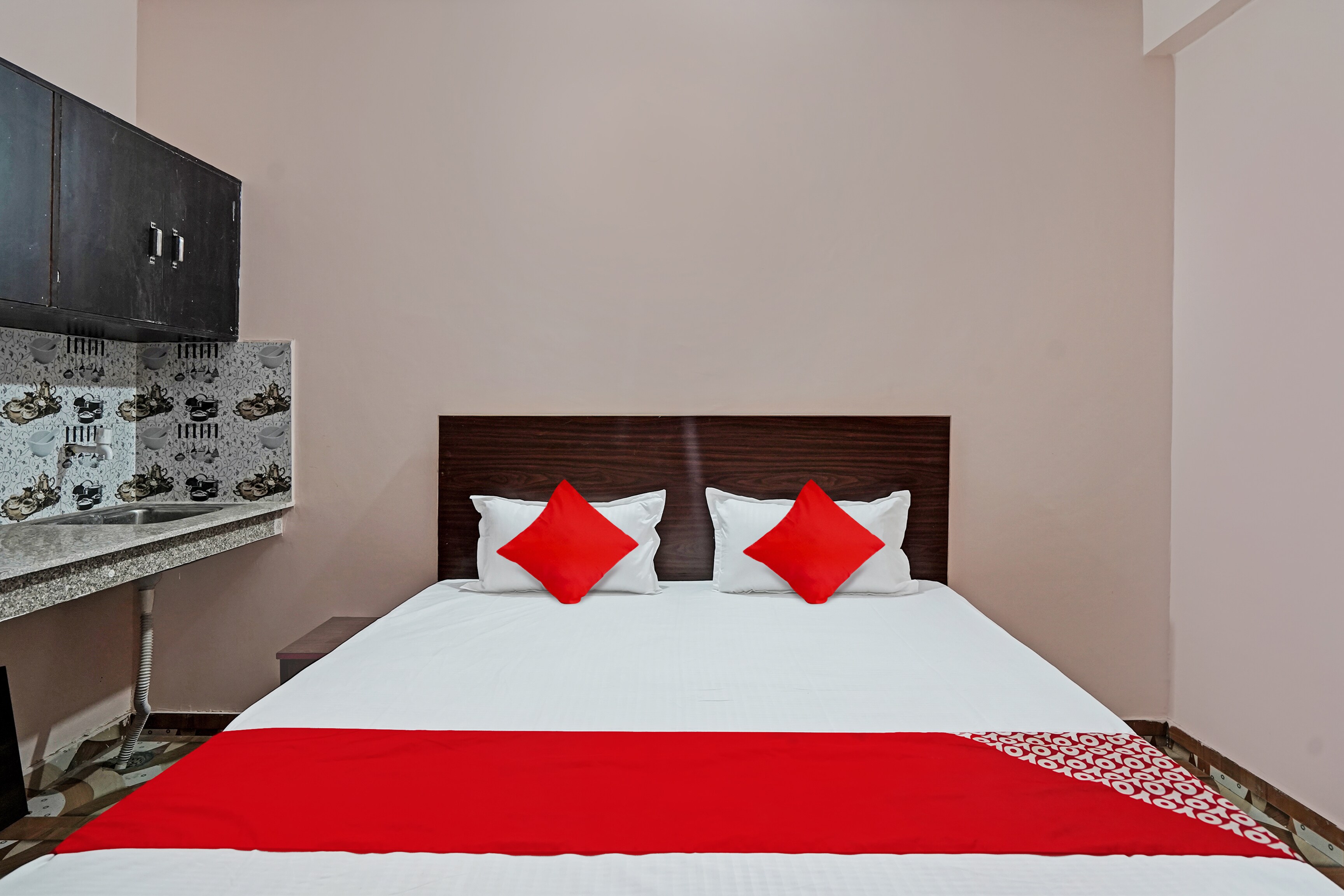 OYO Flagship Hotel v Cottage - Tap to explore photos