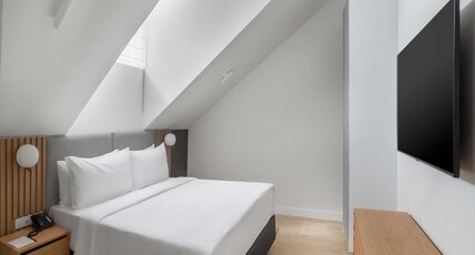 The Basilian Minsk, Curio Collection by Hilton Room Type - KING DLX 1BED APTM ATTIC