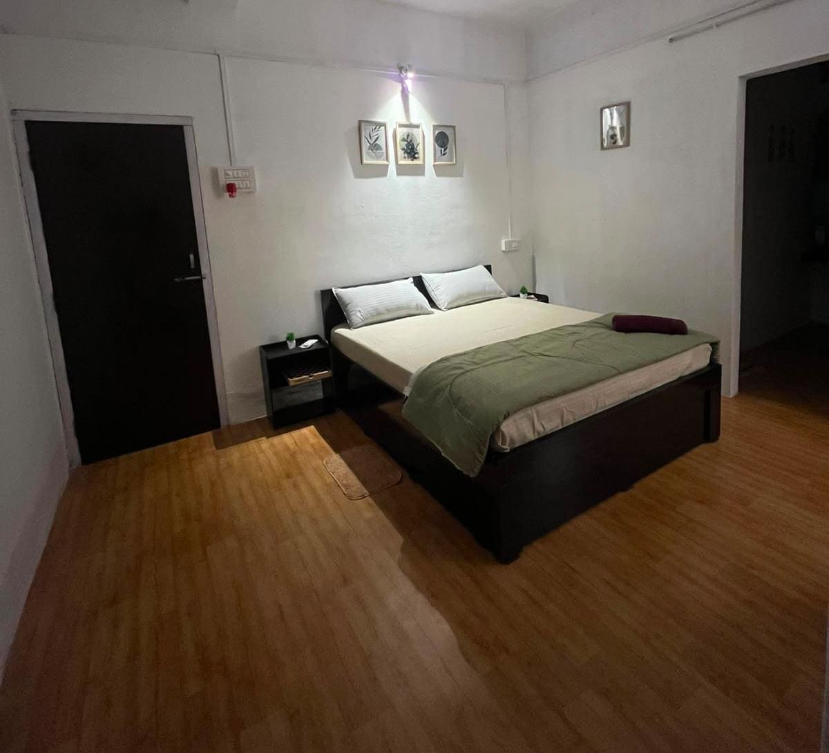 TheEarthsideStay Cozy Private Studio Near Airport - Tap to explore photos