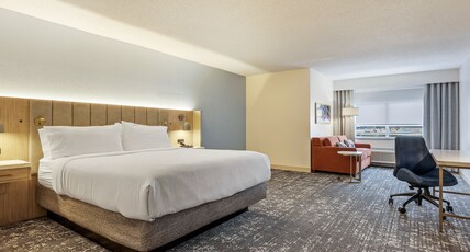 Crowne Plaza FT. MYERS GULF COAST Room Type - 1 King Standard Mobility Accessible Tub Crowne Plaza FT. MYERS GULF COAST Room Type - 1 King Standard Mobility Accessible Tub