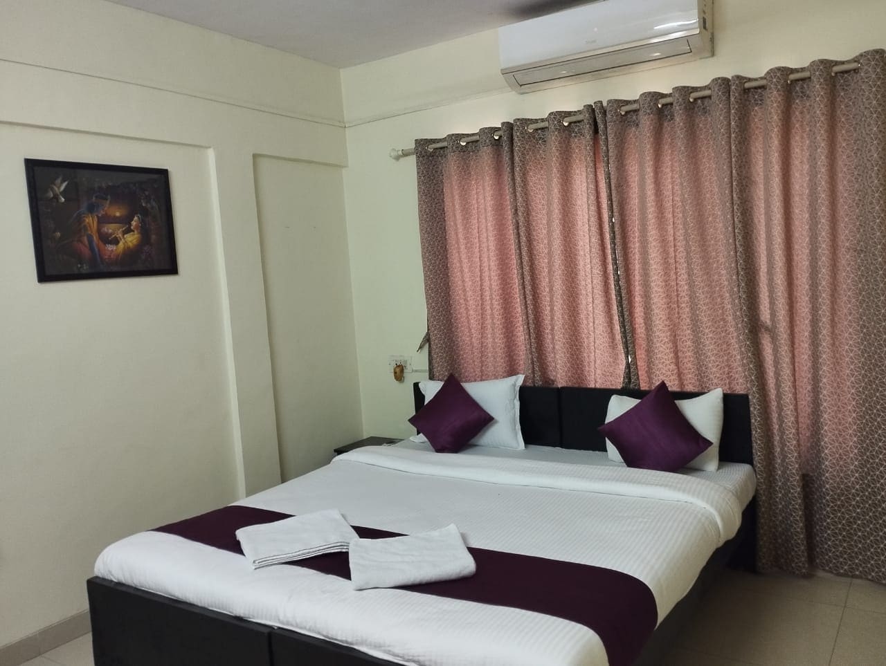 Zenith Shared Apartments in 3BHK Bandra - Tap to explore photos