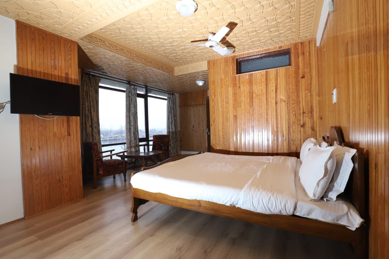 Hotel Duke - Tap to explore photos