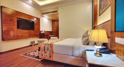 Woodville Palace - A Heritage Since 1938 Room Type - Himalayan Suite | Jacuzzi