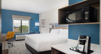 Holiday Inn Express & Suites PRATT Room Type - STANDARD