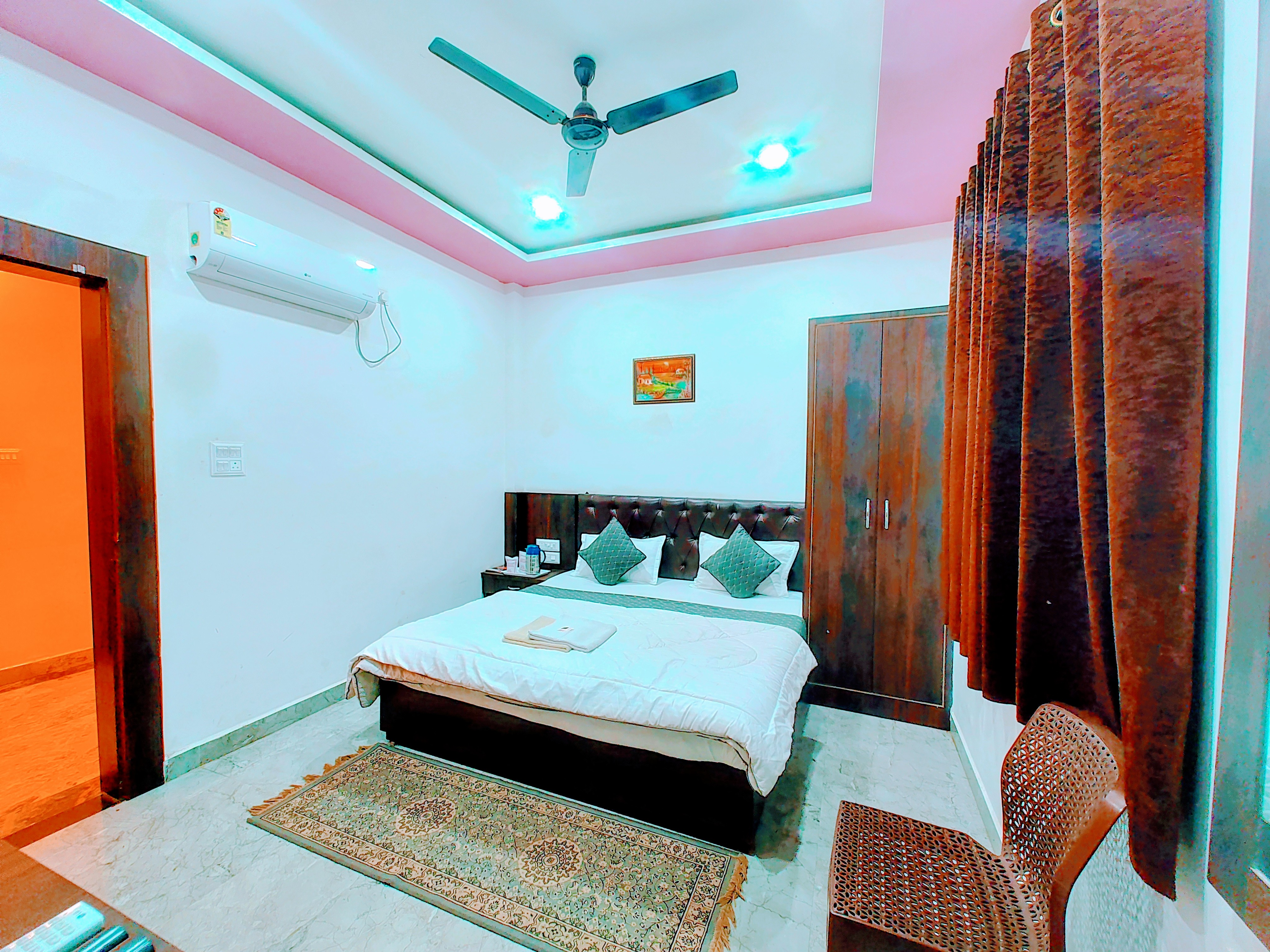 Hotel Sphatic- 5 Mins from KamtaNath Temple. - Tap to explore photos