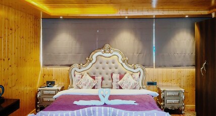 Longitude Club Continental-50 meters from Mall Road Room Type - Suite Room 6 Pax