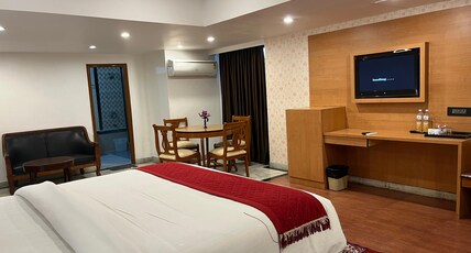 DFRONT Golden Palace Room Type - Suite Room
