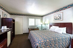 Travelodge by Wyndham Long Beach Convention Center
