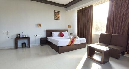 Leela Backwaters Inn Room Type - Lake view AC room