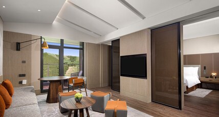 Crowne Plaza CHONGLI RESORT Room Type - 1 Bedroom Suite Dining Area