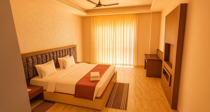Xenious Opulent Hamirpur Room Type - Deluxe King Room with Mountain View