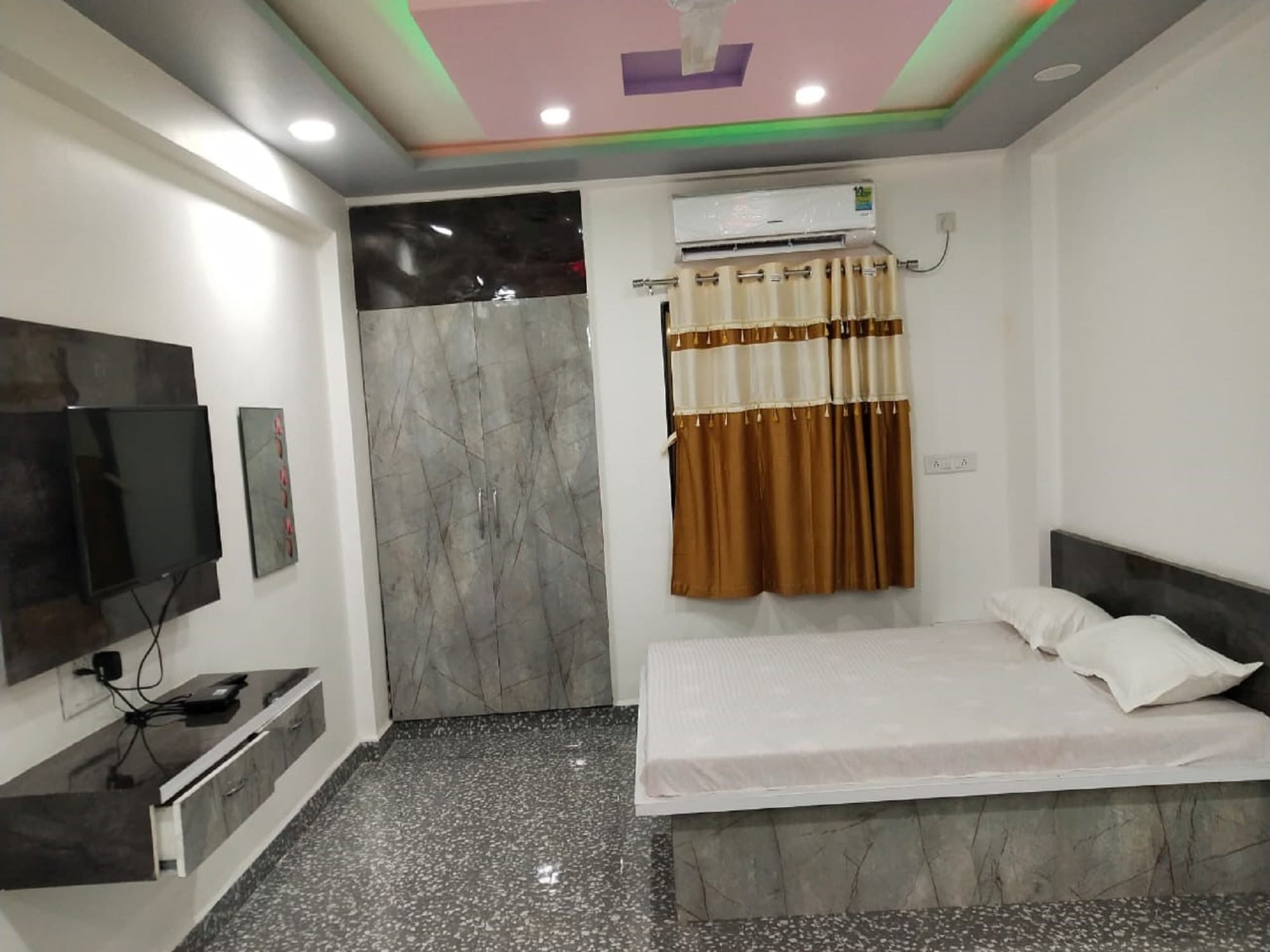 Shri Balaji Hotel and Lodging - Tap to explore photos