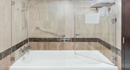Radisson Blu Hotel, Dubai Deira Creek Room Type - Suite- Lounge Access