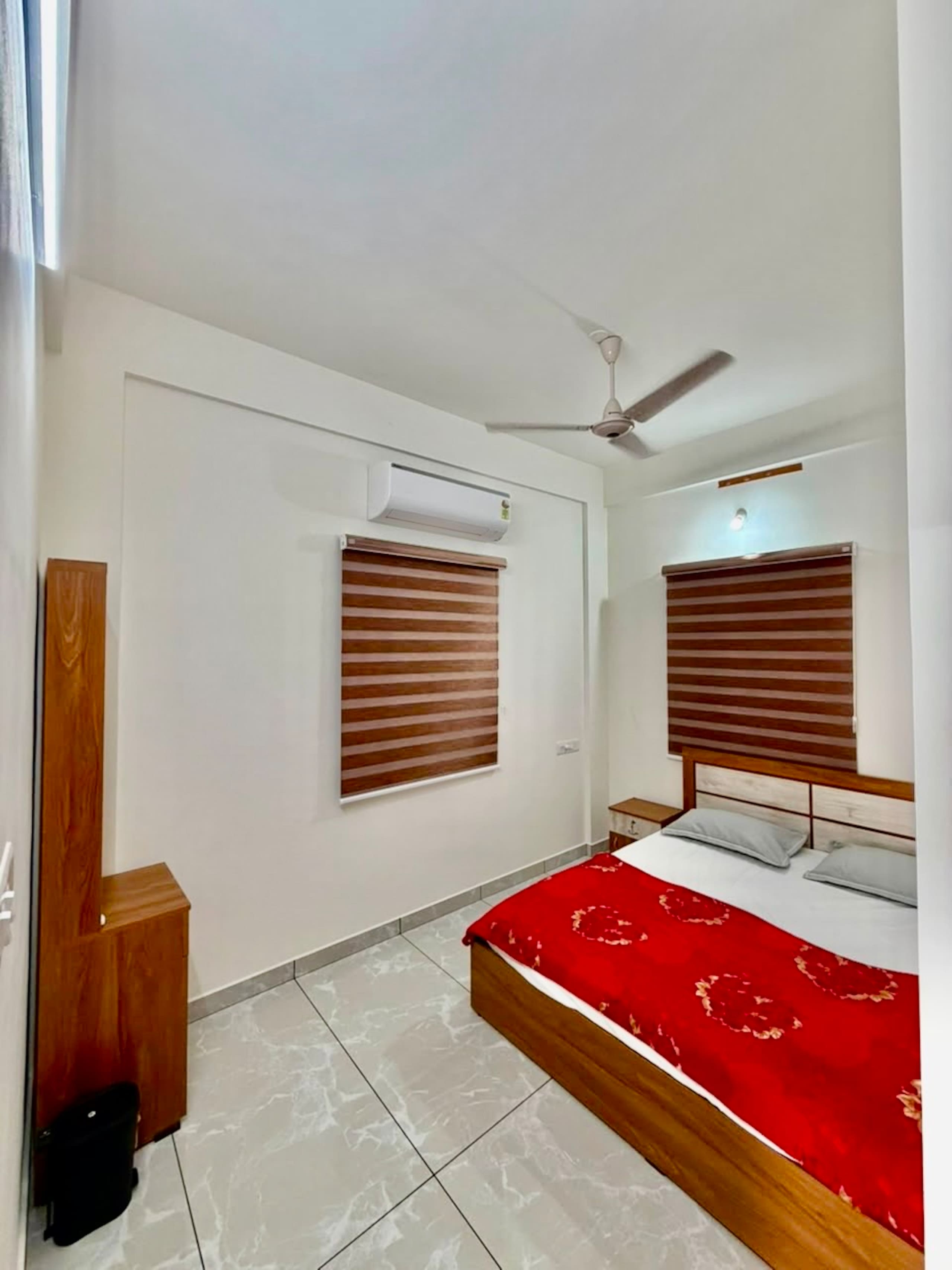 Cozy 1BHK AC Service Apartment with Kitchen - Tap to explore photos