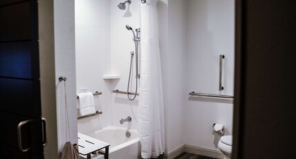 Hilton Garden Inn Waco Room Type - 1 KING ACC RM W BATHTUB