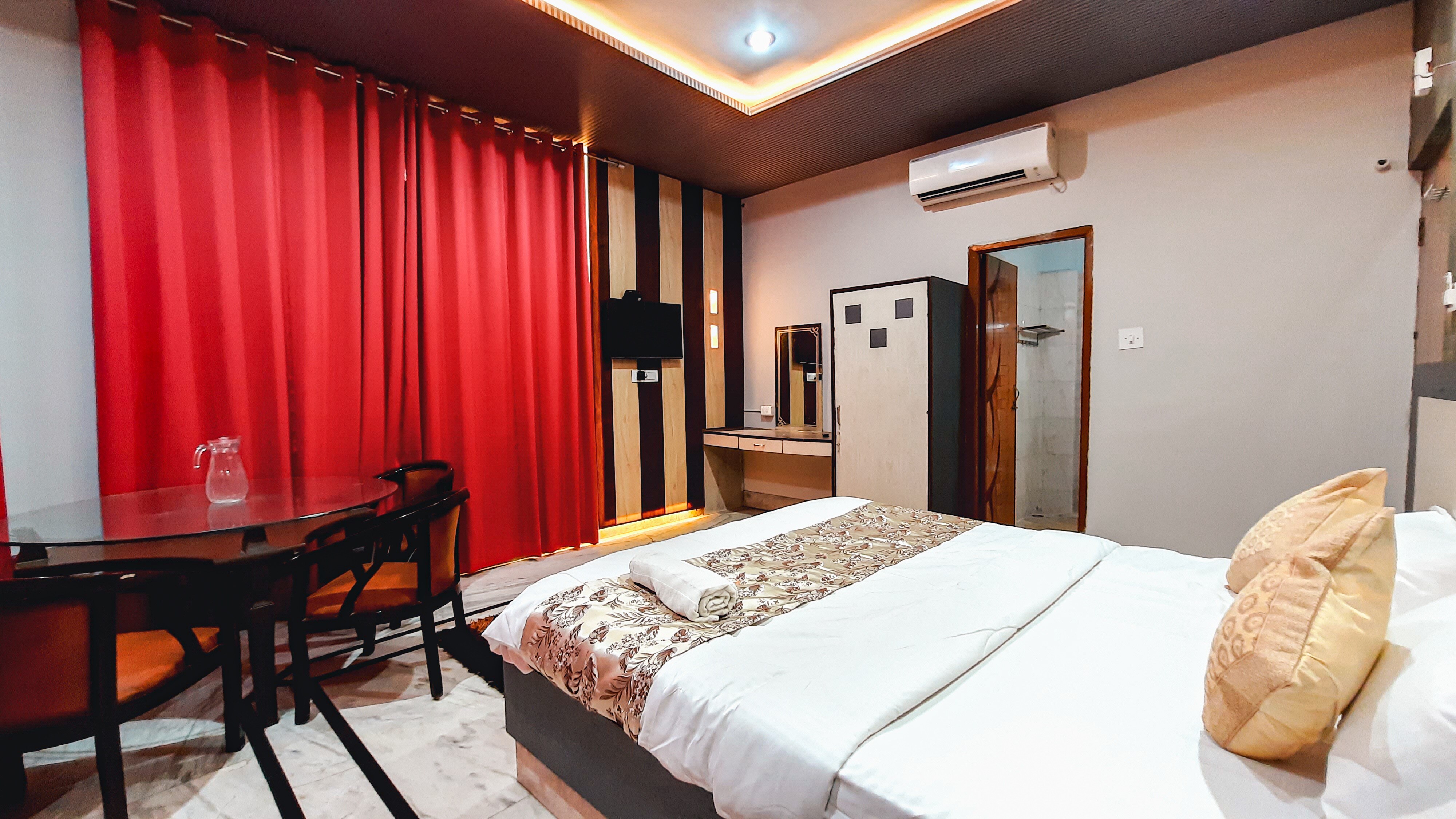 Hotel Rajyashree palace - Tap to explore photos