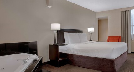 Ramada Plaza by Wyndham Calgary Downtown Room Type - 1 King Bed, Suite, Jetted Tub, Non-Smoking