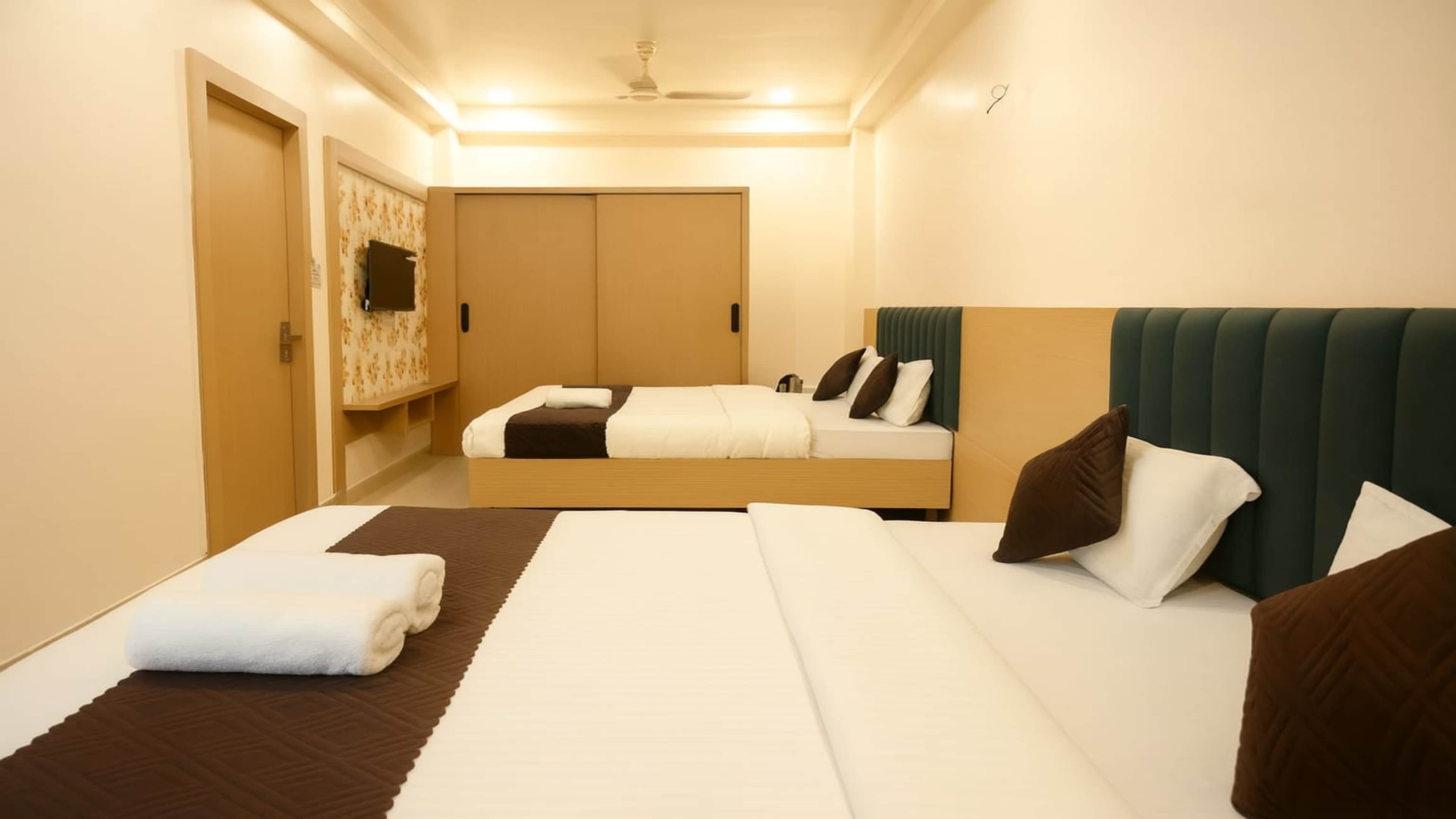 Hotel Hari Niwaas - Tap to explore photos