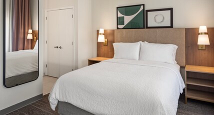 Staybridge Suites MINNEAPOLIS-BLOOMINGTON Room Type - 1 Queen Studio Suite Comm Access Kitchen