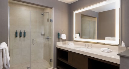 Hilton Promenade Branson Landing Room Type - 1 KING BED JUNIOR SUITE
