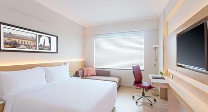 Fairfield by Marriott Lucknow Room Type - 1 Queen Bed High Floor - 9th and above, Large Room, City View Fairfield by Marriott Lucknow Room Type - 1 Queen Bed High Floor - 9th and above, Large Room, City View