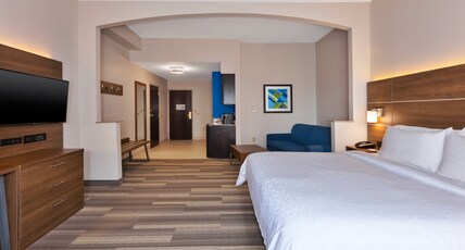 Holiday Inn Express & Suites WARMINSTER - HORSHAM Room Type - 1 King 1 Bedroom Suite Mobil Access Tub