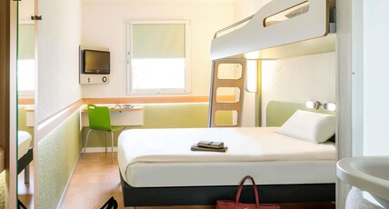 ibis budget Marseille Vitrolles Room Type - Triple Room with a large bed and a bunk bed