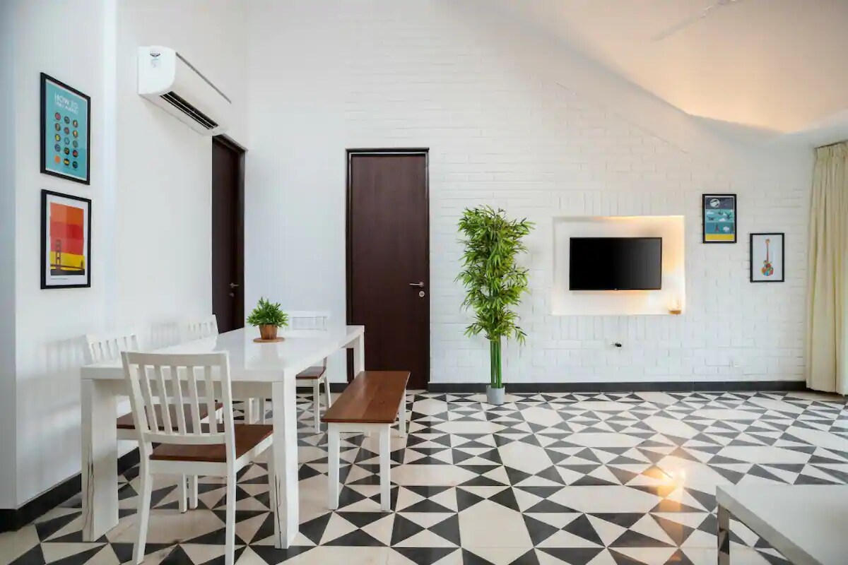 Luxury Boutique Picturesque 2BHK by Da Alohas - Tap to explore photos