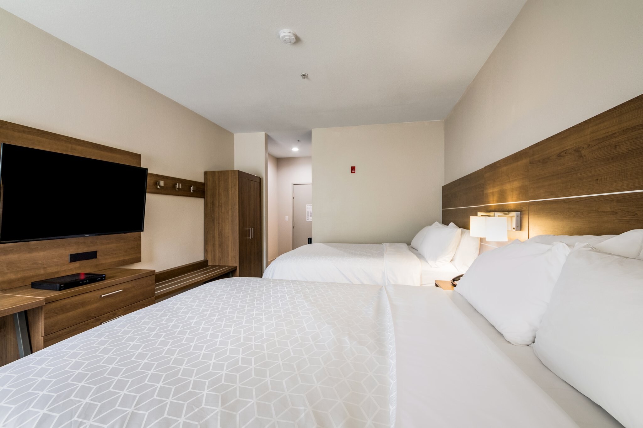 Holiday Inn Express & Suites COLUMBUS - Tap to explore photos