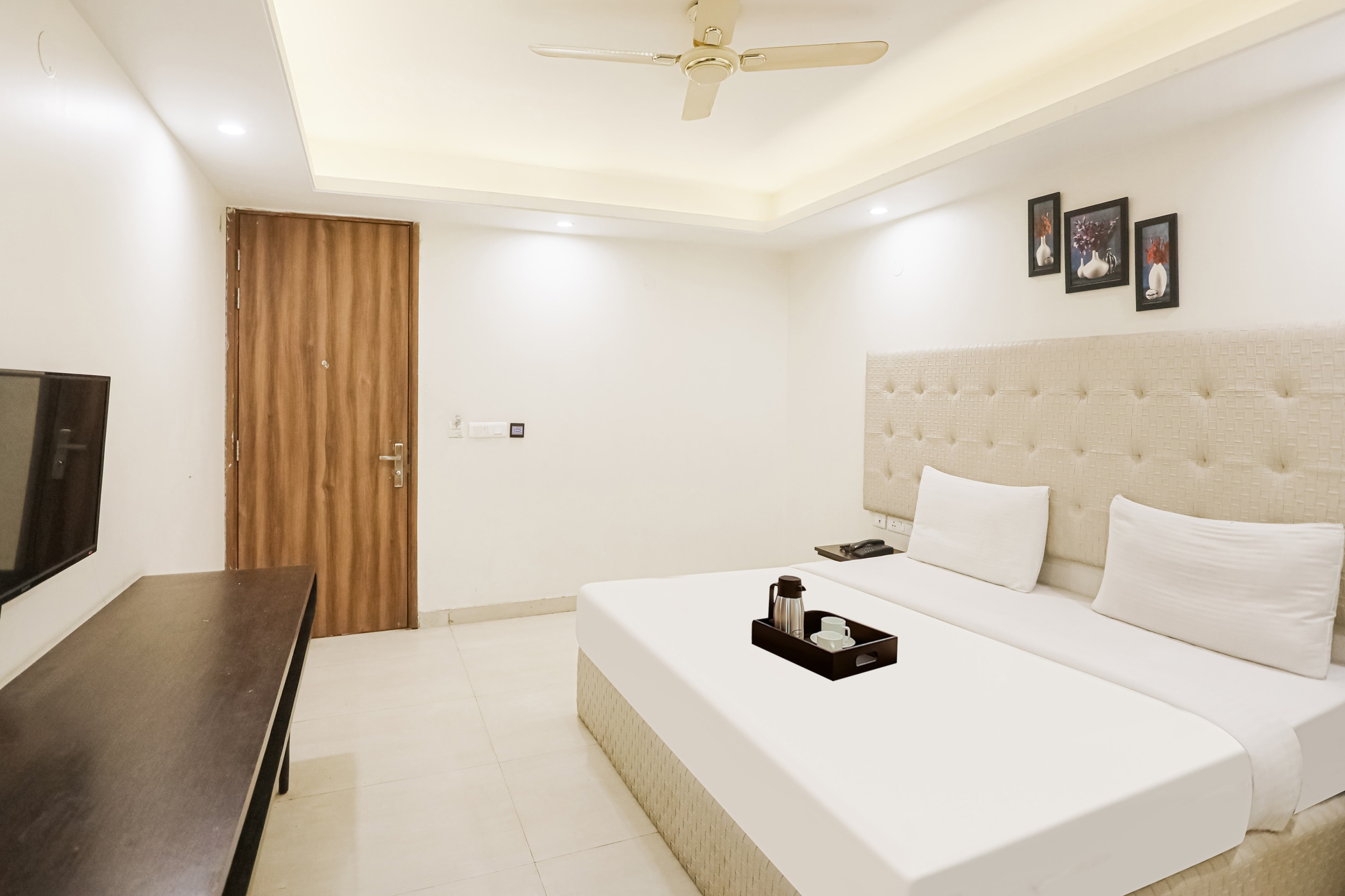 Super Townhouse The AMV Hotel - Tap to explore photos