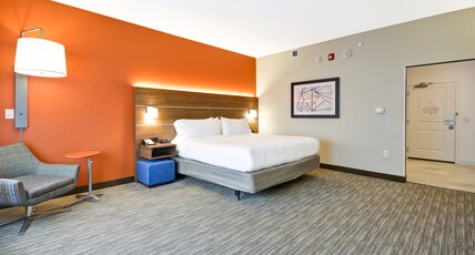 Holiday Inn Express Evansville Room Type - 1 King Standard Mobility Accessible Tub Holiday Inn Express Evansville Room Type - 1 King Standard Mobility Accessible Tub