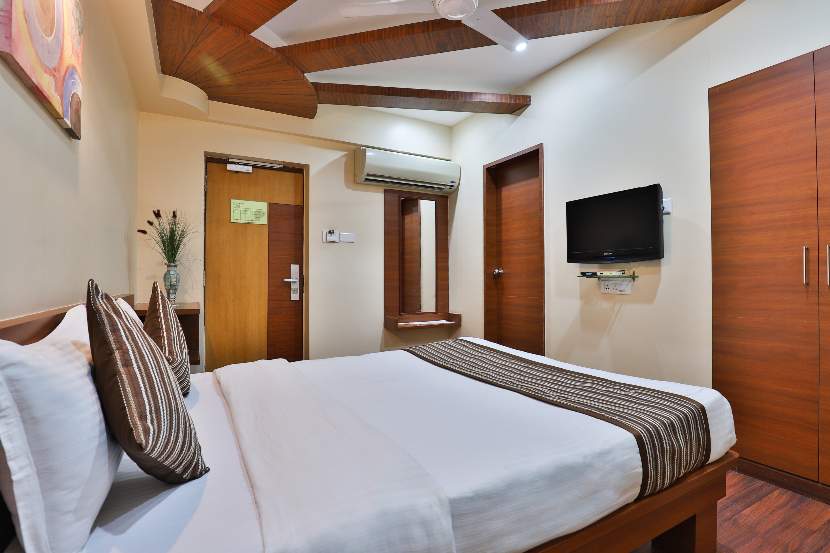 Hotel President @ Kalaghoda - Tap to explore photos