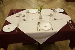 Hotel Safari, Venjaramood