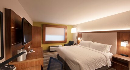 Holiday Inn Express ATHENS-UNIVERSITY AREA Room Type - 1 King Standard Mobile Access Roll in Shower